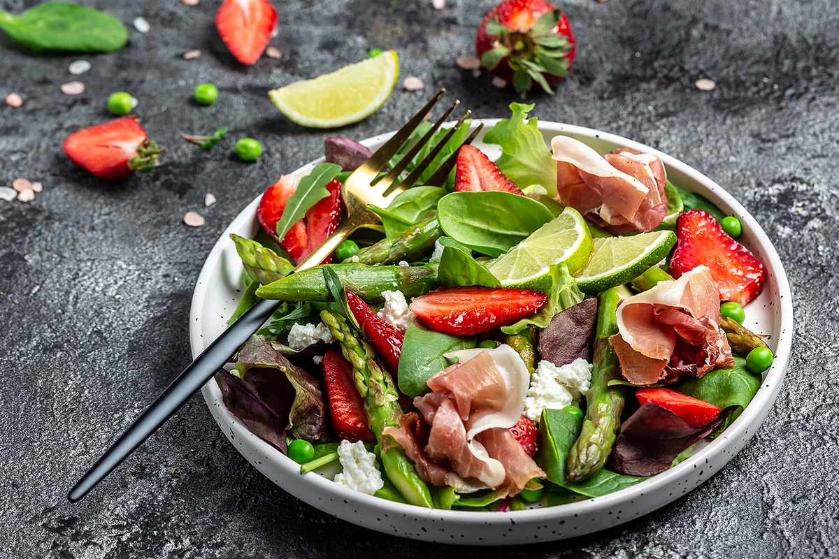 Sommersalat mit grünem Spargel und Erdbeeren